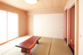 「広くて純和風の和室がほしかった」というご主人の希望で8畳の広さを確保した和室です。 壁も伝統的な土壁で、仏壇用と床の間は二つです。3連引き戸を開け放つとリビングと併せて26畳にもなります。