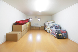 屋根裏収納庫は7畳分の広さです。換気用の小窓や、掃除機などを使う場合のコンセントも完備です。