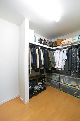 
寝室のウォークインクローゼットは約4畳です。布団と服を全部収納しても余裕たっぷりです。
