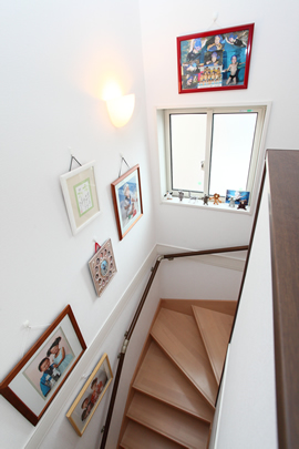 家族がいつも顔を合わせられるように作られたリビング階段には、 子供たちの成長の印が飾られています。
