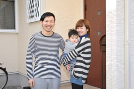 さわやかな笑顔の悠嗣さんと美佐子さんです。
長男の虹輝(こうき)くんは9ヶ月(撮影時)の元気な赤ちゃんです。