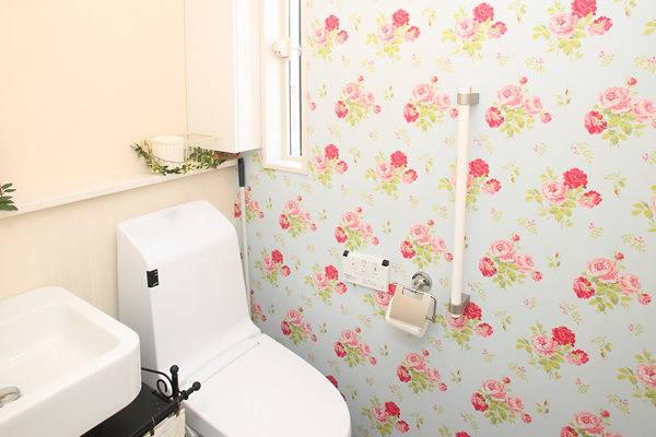 二階のトイレは女の子らしく花柄に。身支度のできる洗面台もあります。